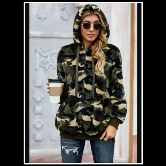 Tops - ‼️CLEARANCE PRICE FIRM‼️HP🎊🖤Green Camo Print Warm Furry Pullover Hoodie🖤
